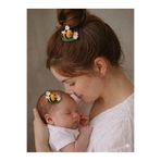 Hand Mother's Since 2024 El Örgüsü Amigurumi Arı Figürlü Anne Bebek Kombin 2'li Toka Seti