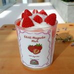 Hediye İstasyonum Çilekli Magnolia Mum – El Yapımı Soya Wax Kokulu Dekoratif Mum (Tatlı Çilek Kokusu) - Kırmızı
