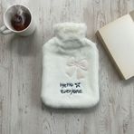 Hello Everyone Yazılı Kurdeleli Beyaz Peluş Sıcak Su Torbası 1 Lt – Yumuşak Kılıf, Uzun Süre Sıcak Tutan Termal Su Torbası (4604)