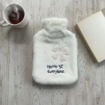 Hello Everyone Yazılı Kurdeleli Beyaz Peluş Sıcak Su Torbası 1 Lt – Yumuşak Kılıf, Uzun Süre Sıcak Tutan Termal Su Torbası (5067)