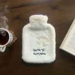 Hello Everyone Yazılı Kurdeleli Beyaz Peluş Sıcak Su Torbası 1 Lt – Yumuşak Kılıf, Uzun Süre Sıcak Tutan Termal Su Torbası (5224)