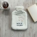 Hello Everyone Yazılı Kurdeleli Beyaz Peluş Sıcak Su Torbası 1 Lt – Yumuşak Kılıf, Uzun Süre Sıcak Tutan Termal Su Torbası (5296)
