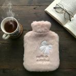 Hello Everyone Yazılı Kurdeleli Pembe Peluş Sıcak Su Torbası 1 Lt – Yumuşak Kılıf, Uzun Süre Sıcak Tutan Termal Su Torbası (Timya/Go1395) 206658
