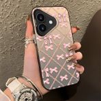 HONTINGA iPhone 16 ile Uyumlu Kılıfı Silikon Kenar Sert Arka Düşüme Önleyici Basitlik Anti Düşme Kamera Korumali Fiyonk Desen Telefon Kılıfı Kadın ve Erkek Için Uygundur K1-0842 - 001-Renkli