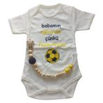 Hoşgeldin Bebek, Yenidoğan Erkek Bebek, Sarı Lacivert Babamın Oğluyum Taraftar Badi ve İsimli Emzik Askısı Hediye Seti (6-9 AY)