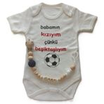 Hoşgeldin Bebek, Yenidoğan Kız Bebek, Siyah Beyaz Babamın Kızıyım Taraftar Badi ve İsimli Emzik Askısı Hediye Seti (0-3 AY)