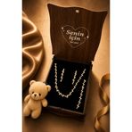 HUBANN Gold Zigzag Desenli Zirkon Taşlı 3’lü Takı Seti Kolye Küpe Bileklik Gelin Abiye Set Ayıcıklı Ahşap Kutulu