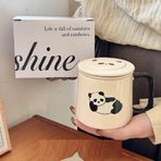 Huiyiwert Komik Panda Çay Fincanı Çay Süzgeçli ve Kapaklı Seramik Kahve Kupası Sevimli Karikatür Panda Kahve Fincanı Büyük Ofis Fincanı Seramik Filtre Gevşek Çay Yaprağını Islatmak için (Ayakta Panda)