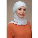 Hürrem Bone 1203A_40 Krem Sandy Kumaş Örgülü Güllü Şifon Atkılı Pratik Hazır Geçmeli Tesettür Bone