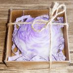 Huzur Soap Huzur Sabun, Kadife Çiçek Desenli Hediyelik ve Doğal El Yapımı Kokulu Sabun (Beyaz ve Menekşe)