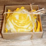 Huzur Soap Huzur Sabun, Kadife Çiçek Desenli Hediyelik ve Doğal El Yapımı Kokulu Sabun (Beyaz ve Sarı)