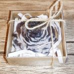 Huzur Soap Huzur Sabun, Kadife Çiçek Desenli Hediyelik ve Doğal El Yapımı Kokulu Sabun (Siyah ve Beyaz)
