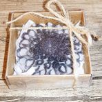 Huzur Soap Huzur Sabun, Krizantem Çiçek Desenli Hediyelik ve Doğal El Yapımı Kokulu Sabun (Beyaz ve Siyah)