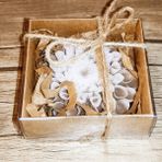 Huzur Soap Huzur Sabun, Krizantem Çiçek Desenli Hediyelik ve Doğal El Yapımı Kokulu Sabun (Kahve ve Beyaz)