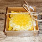 Huzur Soap Huzur Sabun, Krizantem Çiçek Desenli Lik Ve Doğal El Yapımı Kokulu Sabun (Beyaz Ve Sarı)