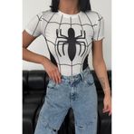İlayda Toprak Spider Dijital Baskılı Beyaz Kısa Kollu Crop Bluz