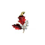 İnci Detaylı Kırmızı Yaprak Broş – Şık Doğal Form Brooch Pin