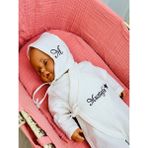 Insta Bebe Isimli Müslin Hastane Çıkışı Yandan Bağlamalı Tulum ve Şapka Nakış Işlemeli %100 Pamuk - 0 - 3 Ay - 01.Ekru