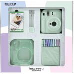 Instax mini 12 Yeşil Fotoğraf Makinesi 10'lu Film Simli Pleksi Kılıf Mandal ve Kıskaçlı Resim Standı Bundle Box