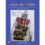 Into the Blue: Uniforms of the USAF, 1947 to the Present, Vol. 2 - Distinctive Uniforms, Formal and Informal 1st edition by Young, Lance P. (2014) Gebundene Ausgabe