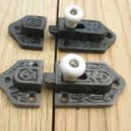 IRONMONGERY WORLD® Eski Vintage Gotik Tudor Döküm Demir Düz Kayar Dolap Vitrin Kapı Dolap Kilit Mandal Mandalı (Siyah Antik ve Seramik Beyaz)