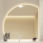 Işıklı Büyük Akıllı Banyo Aynası, Düzensiz Yarım Daire Tasarımı, Duvara Monte Makyaj Aynası 50 cm, Şık Evler için Modern Yarı Daire Yansıtıcı Dekor