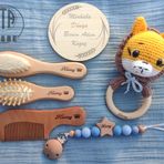 İsme Özel Lazer Markalama%100 Keçi Kılı Fırça+Bambu Masaj Tarağı+Şimşir Tarak+Müslin Bebek Battaniyesi+Emzik Zinciri+Amigurumi Diş Kaşıyıcı+Merhaba Dünya Isim Plakası Yeni Doğan Bebek Seti (Mavi)