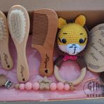 İsme Özel Lazer Markalama%100 Keçi Kılı Fırça+Bambu Masaj Tarağı+Şimşir Tarak+Müslin Bebek Battaniyesi+Emzik Zinciri+Amigurumi Diş Kaşıyıcı+Merhaba Dünya Isim Plakası Yeni Doğan Bebek Seti