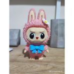 J&K Dizayn Labubu Figür 15 cm - Dönen Göz Mekanizmalı (3 Farklı Bakış) - Papatya Detaylı Özel Üretim - Pembe / Açık Pembe / Krem