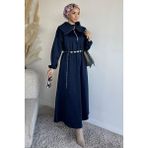 Julude Ön Yarım Fermuarlı Bel Lastikli Zincir Aksesuarlı Tesettür Elbise P-00019465 - Lacivert