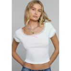 Kadın Beyaz Göğsü Ve Kolları Dantelli Fiyonklu Kısa Kol Crop Top Bluz – Şık, Rahat Ve Kolay Kombinlenebilir