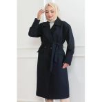 Kadın Kaşe Kaban – Uzun Boy Kruvaze Yaka Kuşaklı Tesettür Kaşe Kışlık Kaban, Astarlı Şık Yünlü Dokuma Oversize Rahat Kalıp Cepli Düğmeli Modern Kap Modeli - Lacivert