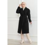 Kadın Kaşe Kaban – Uzun Boy Kruvaze Yaka, Kuşaklı Tesettür Kışlık Kaban, Astarlı Şık Yünlü Dokuma Oversize Rahat Kalıp, Cepli Modern Kaşe Mont Modeli - Siyah
