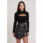 Kadın Siyah Göğüs Dekolteli Uzun Kollu Cut Out Crop Top Bluz – Şık, Rahat Ve Kolay Kombinlenebilir