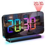 kajilai Yatak Odası için Projeksiyon Çalar Saat 7 inç RGB Renkli LED Ayna Yüzeyli Dijital Saat 6 seviyeli Parlaklık Dimmer USB Şarj Cihazı Erteleme Fonksiyonu 12/24 Saat 11 Renk Tavanda 180 Derece Pro