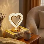 Kalp Şeklinde Kristal Led Masa Lambası – Dokunmatik, 3 Renk Işık Modlu, Şarjlı Mini Dekoratif Gece Lambası (5067)