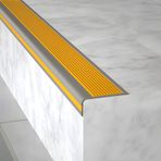 Kaymaz Merdiven Burunlu PVC Kauçuk Profilli Basamak Kenarı Yapıştırıcı ve Kaymaz İç Mekan/Dış Mekan Kullanımı için İdeal Sarı 290 cm - Güvenlik ve Görünürlüğü Artırın