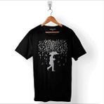 Kendim Seçtim Playing Music In The Rain Nota Yağmuru Şemsiye Baskılı Tişört T-Shirt - Siyah