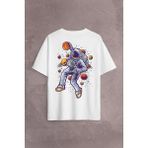 Kendim Seçtim Uzayda Satürn Gezegeni Yanında Basketbol Oynayan Astronot Sırt Ön Baskılı Oversize Tişört T-Shirt - Beyaz