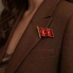 Kırmızı Bayrak Figürlü Metal Broş – Gold Çerçeveli Ay Yıldız Tasarım