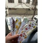 Kitap Ayracı. 5 mm Beyaz Pleksi Üzeri UVDTV baskı teknoloji ile Kabartmalı ve Laklı basılmaktadır. Asla Solma Yapmaz Yıkamaya dayanıklıdır.