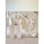 Kız Bebek Çiçekli Isimli Hastane Çıkışı 4'lü Set | Nakışlı %100 Pamuk Tulum Battaniye Şapka Eldiven - 0 - 3 Ay - 00406 Pembe