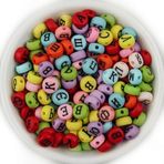 KIZAMI 300/600 adet akrilik harf boncuklar, 4 x 7 mm, karışık renkler, düz yuvarlak harf boncukları, kendin yap takı yapımı, bileklik, kolye için