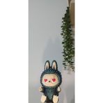 Klc Tasarım Oturan Labubu Hareketli Gözler | Büyük Boy (13,7 Cm) | 3 Renk Aynı Anda (Yeşil-Mor-Bakır) | 3D Baskı | Dayanıklı PLA Hammadde