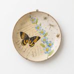 KOHO Vintage Avrupa Tarzı Seramik Dekoratif Duvar Tabağı, Kelebek ve Çiçek Desenli, 25x25 cm, Tek Parça
