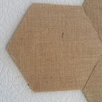 KORALL JÜT KUMAŞ KAPLI ALTIGEN LEVHA ARKASI YAPIŞKANLI 5 Lİ SET 18,5 cm x 21,5 cm