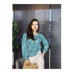 Kübra Tekstil Kadın Yeşil Beyaz Desenli Asimetrik Yaka Pencere Detaylı Bluz | Şık ve Günlük Stil