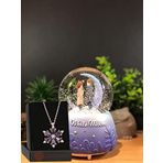 Lapidaria Hilal Ay Yanında Buluşan Romantikler Püskürtmeli Büyük Boy Kar Küresi ve Lotus Kolye