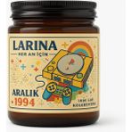 Larina Nostalji Koleksiyonu – Retro Temalı Kokulu Mumlar | 70’ler, 80’ler, 90’lar ve 2000’LER Dekoratif Cam Kavanoz Mum Serisi - ARALIK-1994