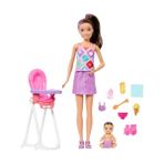 Larskas Barbie Bebek Bakıcısı Skipper Oyun Seti, Kahverengi Saçlı Yetişkin ve Küçük Bebek, Mama Sandalyesi ve Yiyecek Dahil 8 Aksesuar, JJB44
